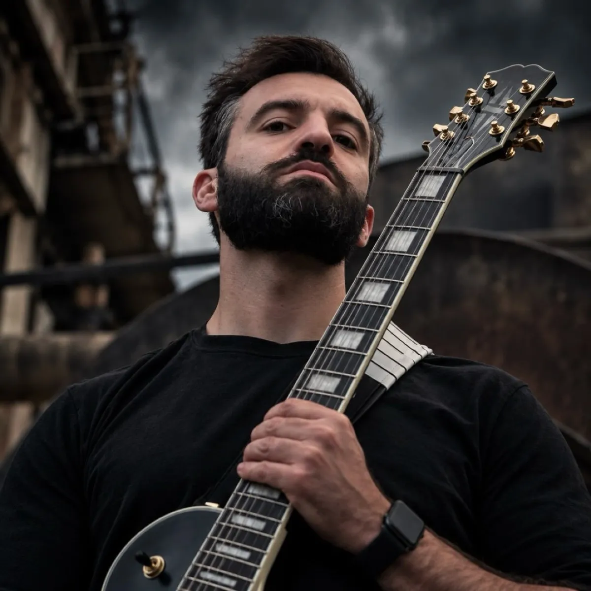 Will Davis con una guitarra eléctrica negra
